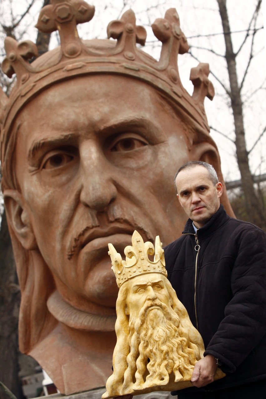 Gigantyczne rzeźby królów Tomasza Pałki. Królowie powitają cię w Krakowie? [ZDJĘCIA]