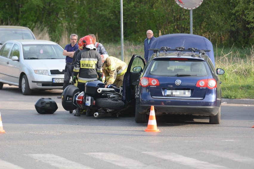 Wypadek samochodu i motocykla na Strzemięcinie w Grudziądzu [wideo, zdjęcia]