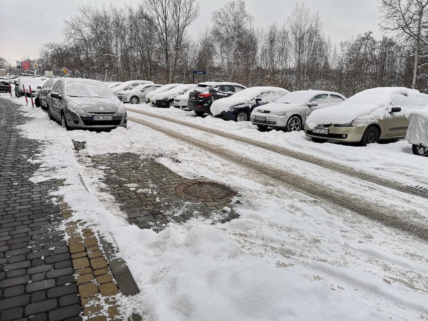 Bajkowy Kraków w zimowej otoczce. Śnieg pada, mróz trzyma, miasto przykryte białym puchem [ZDJĘCIA]