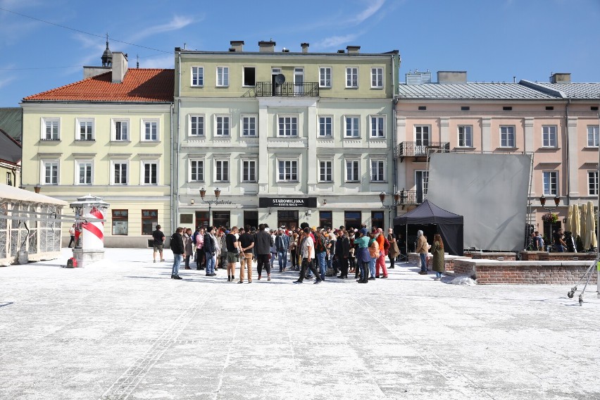 Śnieg w sierpniu w Rynku Trybunalskim w Piotrkowie, powstaje...