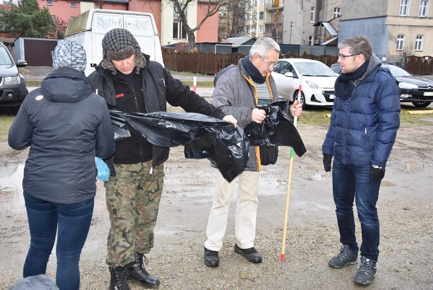 Sprzątanie Prosny w Kaliszu. Dziesiątki kilogramów odpadów zniknęły z otoczenia rzeki ZDJĘCIA