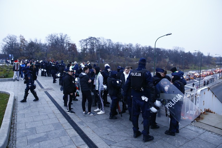 Kibice Legii przemaszerowali przed meczem z Jagiellonią. Pomimo fatalnych wyników stołeczni fani pokazują wsparcie dla zespołu