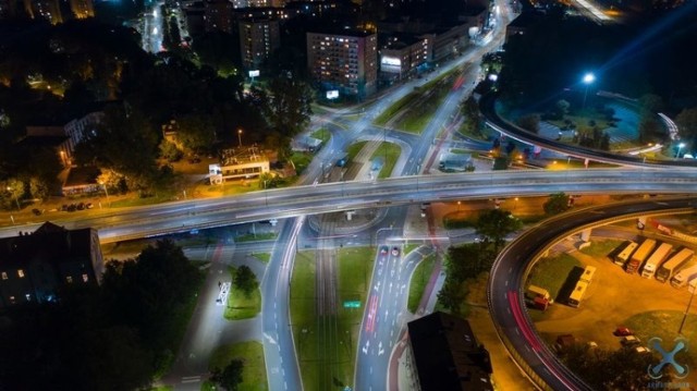 2. Ronda zamiast kolizyjnych skrzyżowań
Kilka lat temu rozpoczęła się w Sosnowcu komunikacyjna rewolucja. Prawie wszystkie skrzyżowania w centrum miasta, dotąd sterowany sygnalizacją świetlną, przekształcono w ronda. W ciągu pięciu ostatnich lat w mieście powstało kilkanaście rond. I tak rondem jest np. jedno z największych i najbardziej „skomplikowanych” skrzyżowanie ulic 3 Maja i Piłsudskiego, powstało rondo im. Czesława Uznańskiego, im. Władysława Bartoszewskiego w Starym Sosnowcu. Najnowszym rondem, jeszcze w budowie będzie rondo nad DK 94 w Sosnowcu, przy Makro. Jak twierdzą policjanci, ten typ skrzyżowań sprawił, ze w mieście spadł liczba wypadków i kolizji, zniknęły korki.


Zobacz kolejne zdjęcia. Przesuwaj zdjęcia w prawo - naciśnij strzałkę lub przycisk NASTĘPNE