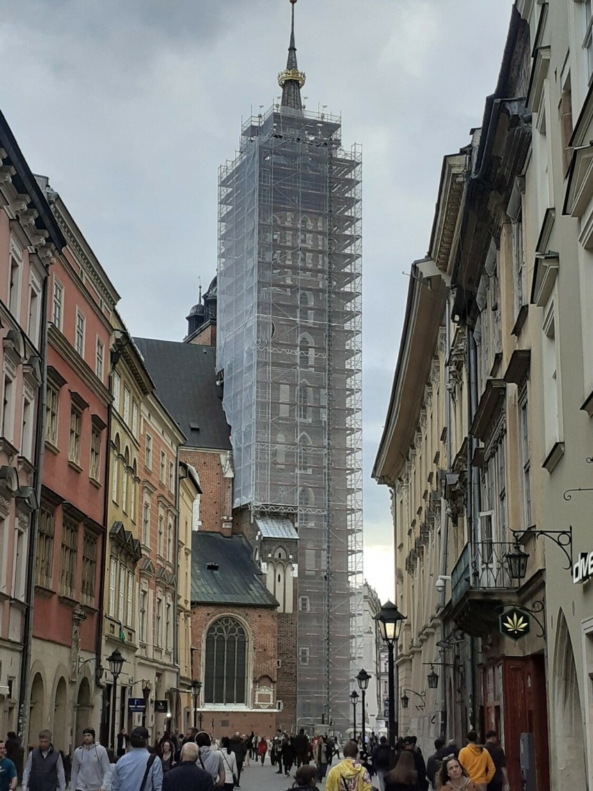Kraków. Wieża Mariacka przykryta rusztowaniem, hejnalisty nie widać. Co to za prace?