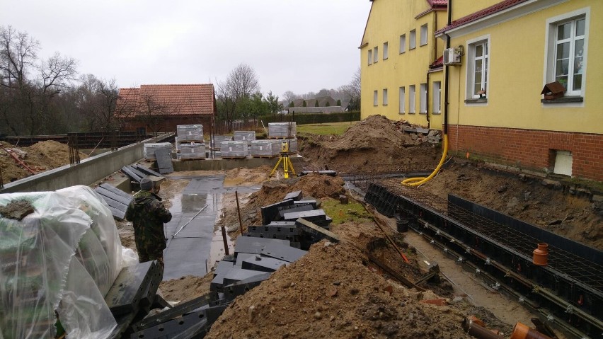 Prace przy budowie hali sportowej w Łubowie