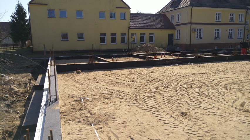 Prace przy budowie hali sportowej w Łubowie