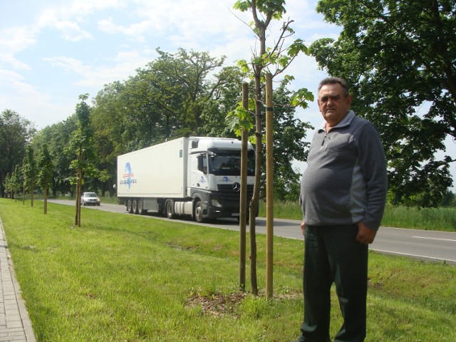 Jan Walaszek uważa, że posadzone drzewa będą w przyszłości dużym zagrożeniem dla wszystkich jeżdżących tędy kierowców
