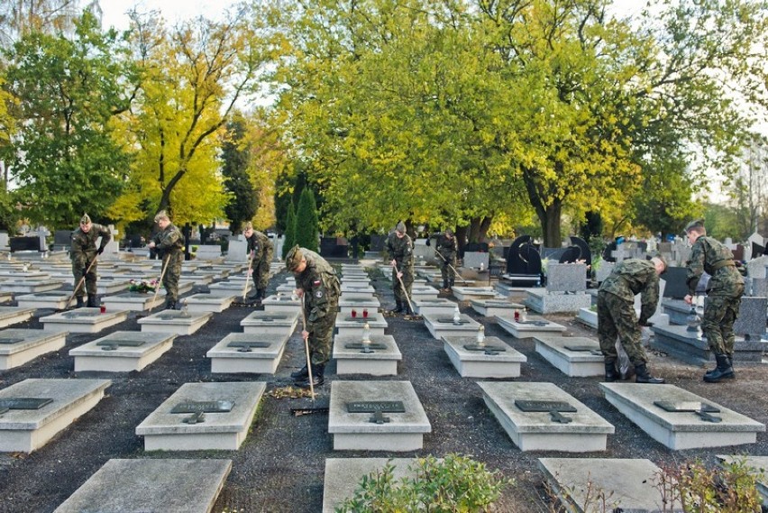 Gniezno: żołnierze sprzątali groby