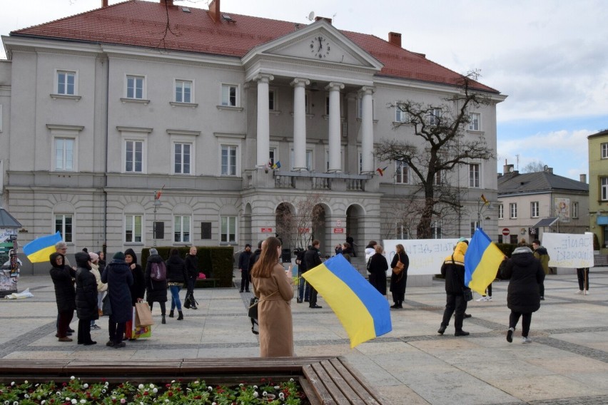 Solidarni z Ukrainą. Kilkadziesiąt osób protestowało na Rynku w Kielcach. Zobacz zdjęcia 