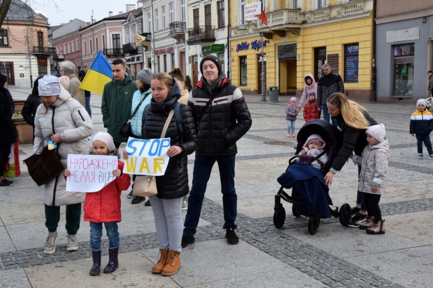 Solidarni z Ukrainą. Kilkadziesiąt osób protestowało na Rynku w Kielcach. Zobacz zdjęcia 