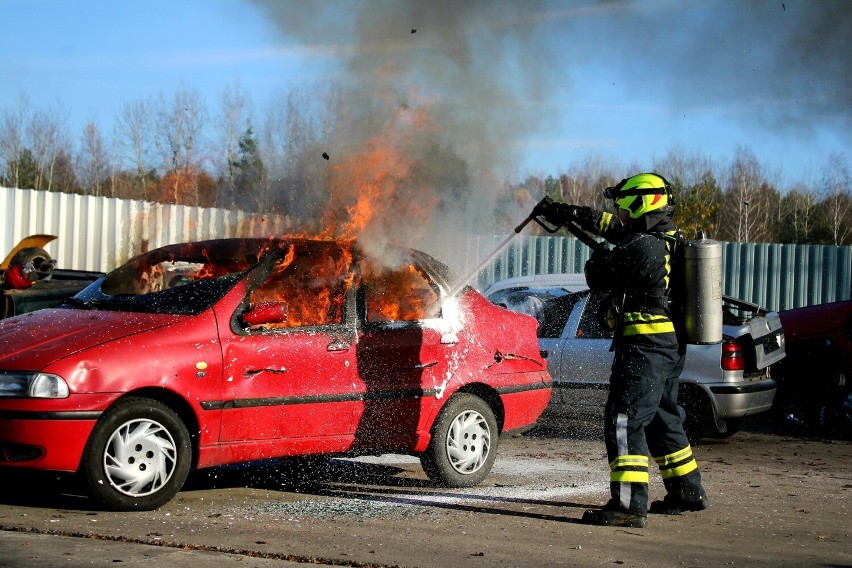 Strażacy z jednostek OSP w Zawierciu i regionu szkolili się w warsztatach ratowniczych i technicznych. Ogień, dramaturgia i ciężki sprzęt