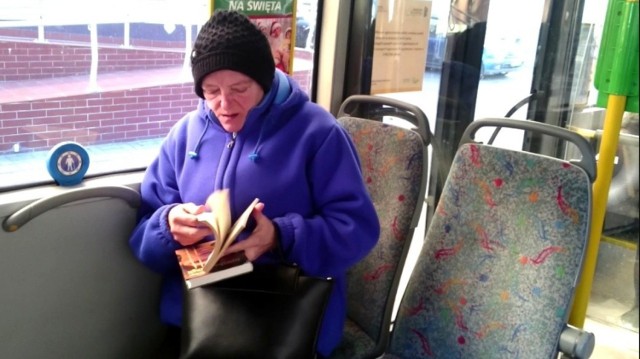 Poprzednie edycje kampanii społecznej ,,Podróże z książką" bardzo podobały się mieszkańcom. Chętnie czytali książki w autobusach i zabierali je do domu