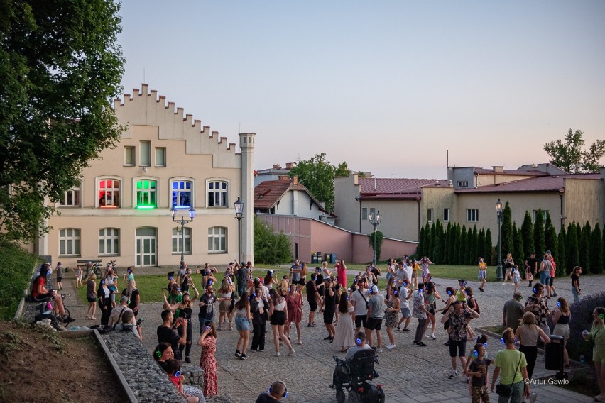 Tarnów. Silent Disco w Parku Strzeleckim. Wieczorna impreza przy muzyce ze słuchawek zrobiła furorę [ZDJĘCIA]