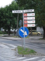 Ul. Fabryczna w Opolu Lubelskim: Kierowcy narzekają na wystajace studzienki kanalizacyjne