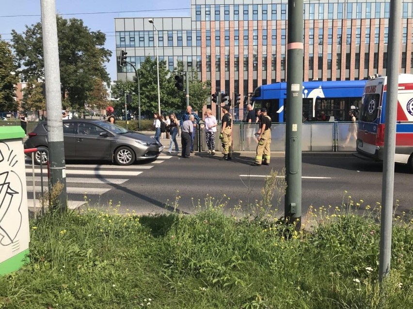 Kraków. Potrącenie pieszego na Zabłociu. 75-latek wszedł na czerwonym świetle na przejście dla pieszych