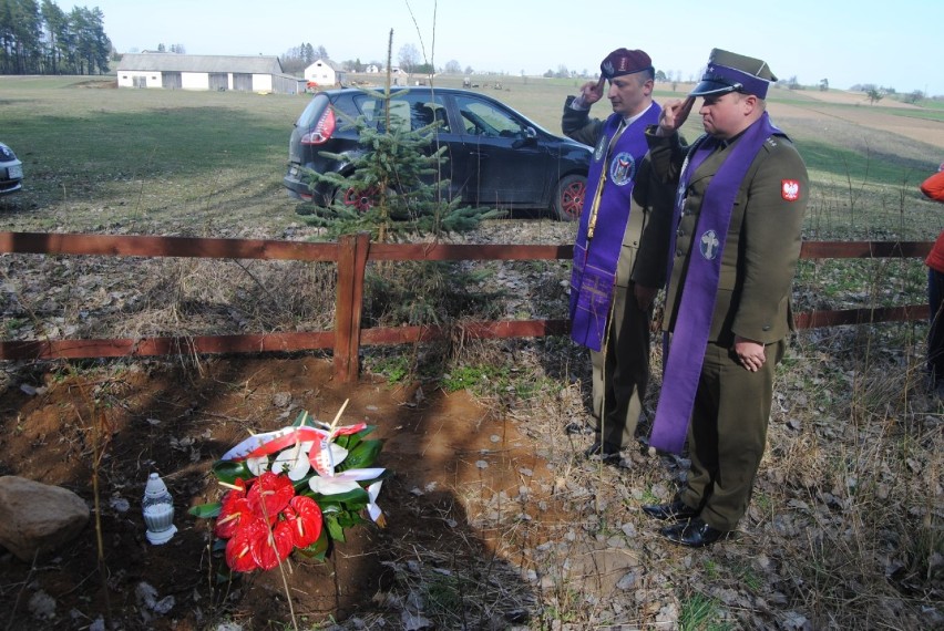 Bakałarzewo. Szczątki zwłok niemieckiego żołnierza przenieśli z lasu na cmentarz [ZDJĘCIA]