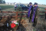 Bakałarzewo. Szczątki zwłok niemieckiego żołnierza przenieśli z lasu na cmentarz [ZDJĘCIA]