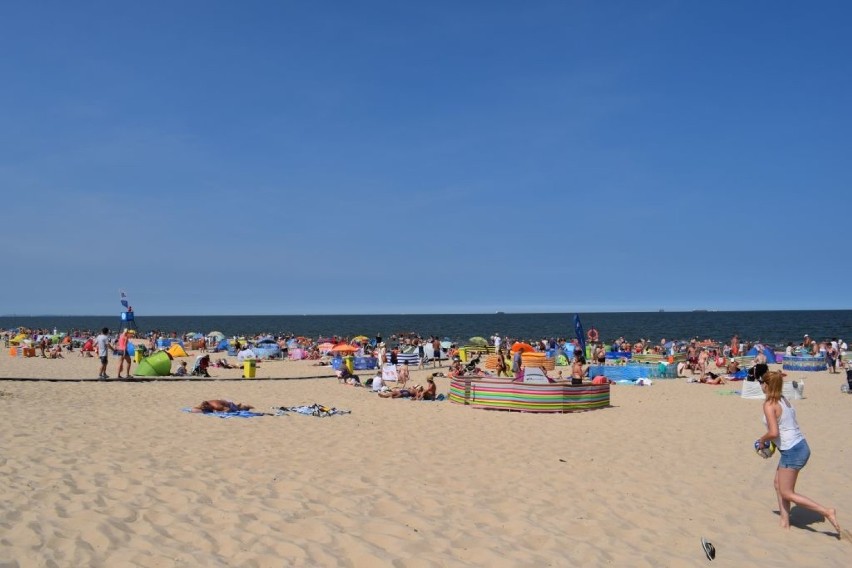 Plaża w Sobieszewie wypełniona... parawanami! To kąpielisko bez sinic [ZDJĘCIA]