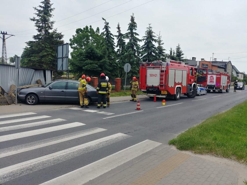 Mercedes uderzył w ogrodzenie i blaszany garaż w Piotrkowie...