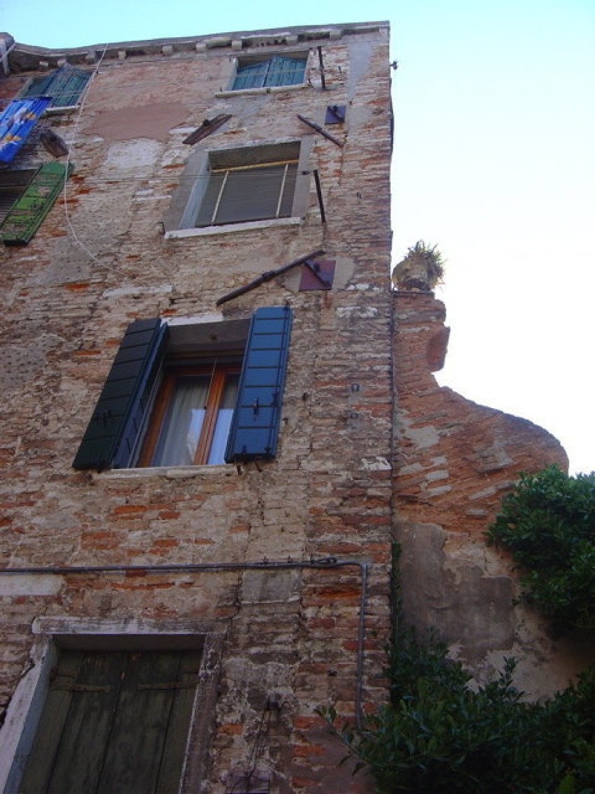 Weneckie mury są jak romantyczne ruiny. fot: Paulina Plizga