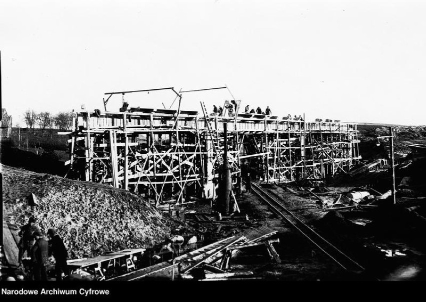 Szkielet wiaduktu pod Lipnem na budowanej linii kolejowej...