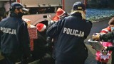 Policjanci i strażacy z Głuszycy zrobili mega paczkę dla chorej dziewczynki i jej rodziny