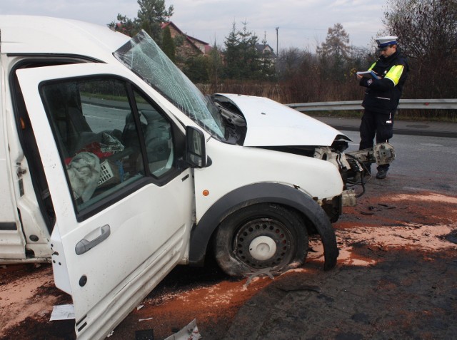 Na ul. Śląskiej w Babicach w ciągu drogi krajowej 44 doszło do groźnego wypadku. Ok. 9.50 w okolicy wiaduktu zderzyły się samochód ciężarowy marki MAN z dostawczym fordem. W wyniku wypadku ranny został kierowca samochodu osobowego.