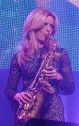 Piękna saksofonistka Candy zagra polskim fanom największe hity