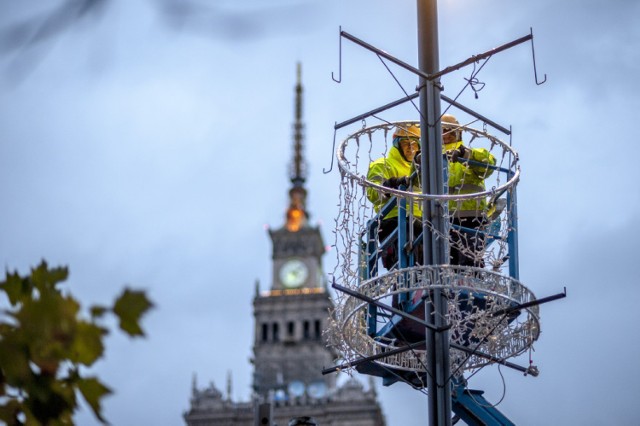 Zapalenie choinki w Warszawie 2018 - Aktualne informacje o iluminacji świątecznej Warszawa znajdziesz tutaj:
* Świąteczna iluminacja 2018 w Warszawie. 4,5 mln świateł, 680 km kabli i 1300 dekoracji. Tak stolica rozbłyśnie na Święta
* Zapalenie choinki Warszawa. Świąteczna iluminacja 2018. Lampki rozbłysną 8 grudnia