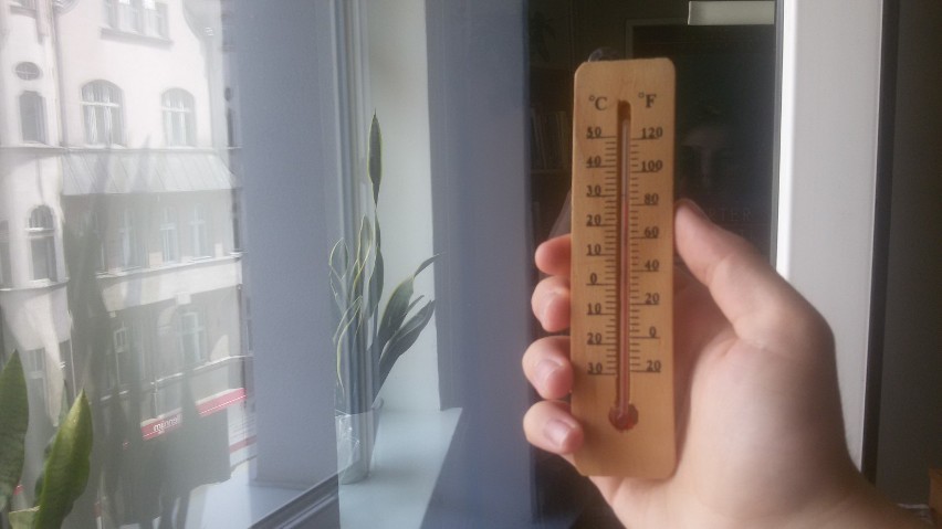 Gliwice, ul. Zwycięstwa. Temperatura mierzona za oknem, w cieniu. Godz. 12:55. 29 stopni C.