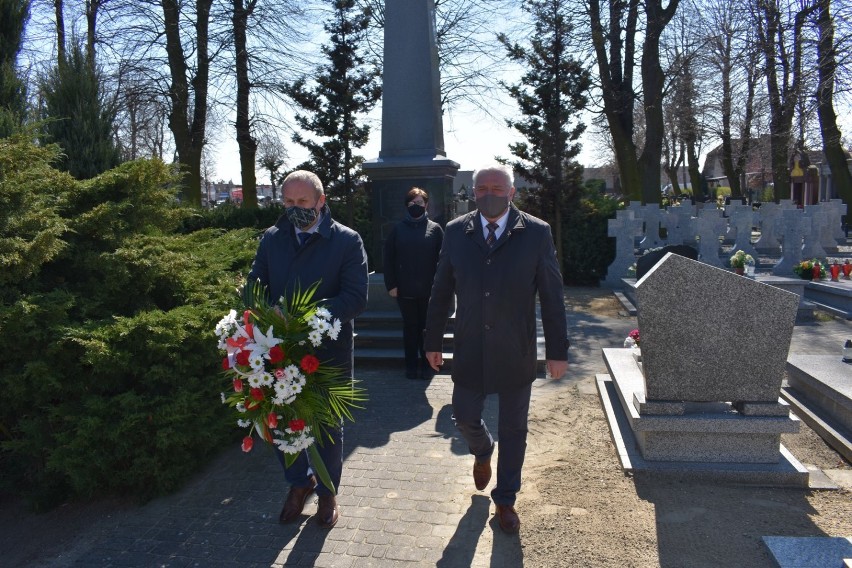 Władze samorządowe uczciły pamięć ofiar zbrodni katyńskiej [ZDJĘCIA]