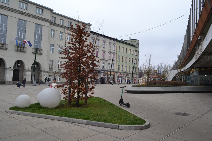 Zdjęcia przed i po ustawieniu ozdób - rynek oraz CHCK