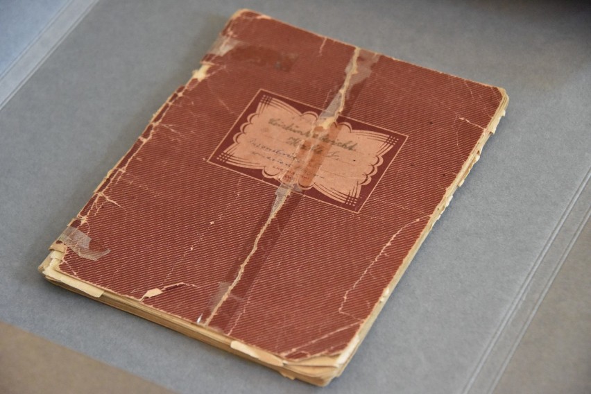 Do zbiorów Muzeum Auschwitz-Birkenau trafił ważny i cenny eksponat. Jest to oryginalny rękopis wierszy więźniarek KL Auschwitz [ZDJĘCIA]
