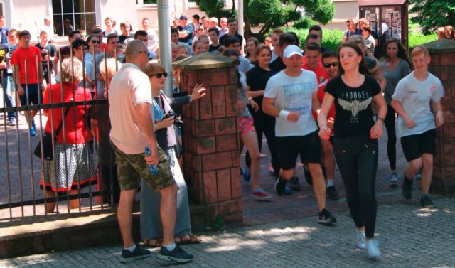 Trzy! Dwa! Jeden! Start! - tak z dziedzińca „mechanika” ruszył Buski Festiwalowy Bieg dla Zdrowia. Impreza udała się świetnie.