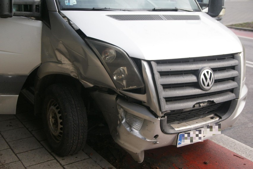 Wypadek w Kaliszu. Zderzenie aut na skrzyżowaniu Polnej i Młynarskiej. ZDJĘCIA