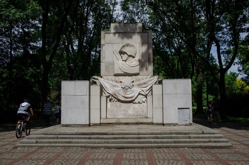 Nie tylko "czterej śpiący". Pomnik Wdzięczności Żołnierzom Armii Radzieckiej po 72 latach zniknie z Warszawy
