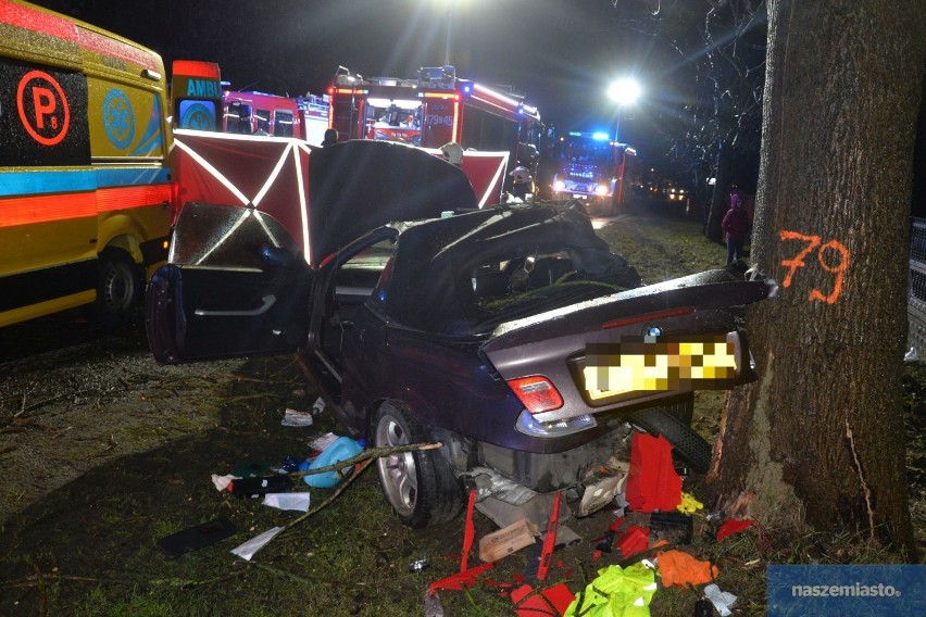 Śmiertelny wypadek w Łochocinie w powiecie lipnowskim. Nie żyje 30-letni kierowca BMW [zdjęcia]