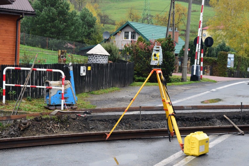 Utrudnienia w ruchu drogowym na terenie gminy Sanok. Trwa remont przejazdu kolejowego w Pisarowcach [ZDJĘCIA]