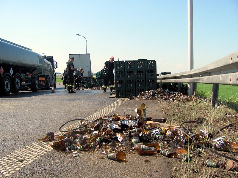 Na obwodnicy Nowych Skalmierzyc ciężarówka wjechała w barierki. Setki litrów piwa na jezdni. FOTO