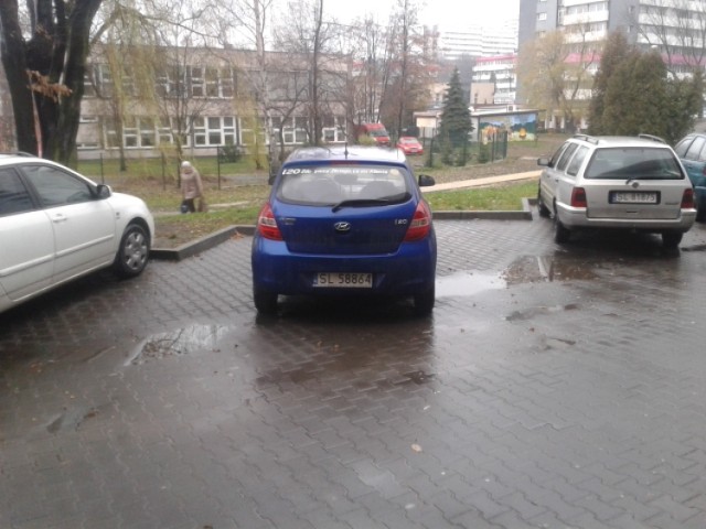 Miszcz parkowania w Katowicach - Zdjęcie nadesłane przez pana Wojtka. Miejsca tyle że i tir by wjechał, ale przecież "miszcz" musi parkować po królewsku