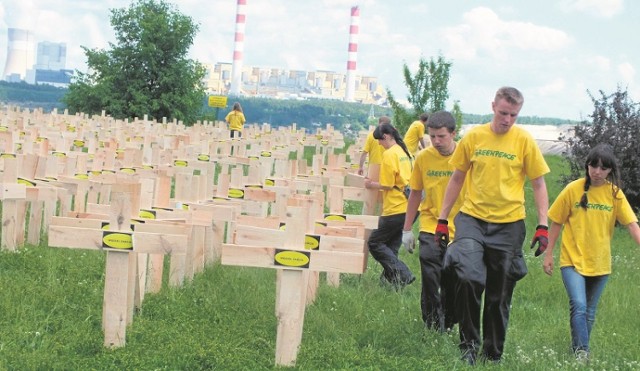 Cztery lata temu ekolodzy z Greenpeace wbili na skarpie kopalni kilkaset krzyży z informacją „węgiel zabija”