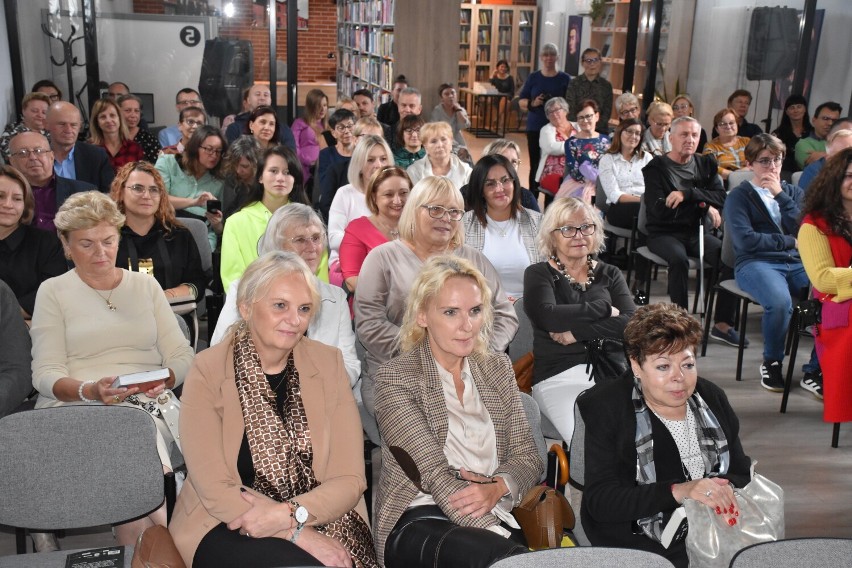 Pleszew. O najnowszej książce, programach telewizyjnych, podróżach i... koszulach. Marcin Meller był gościem pleszewskiej biblioteki