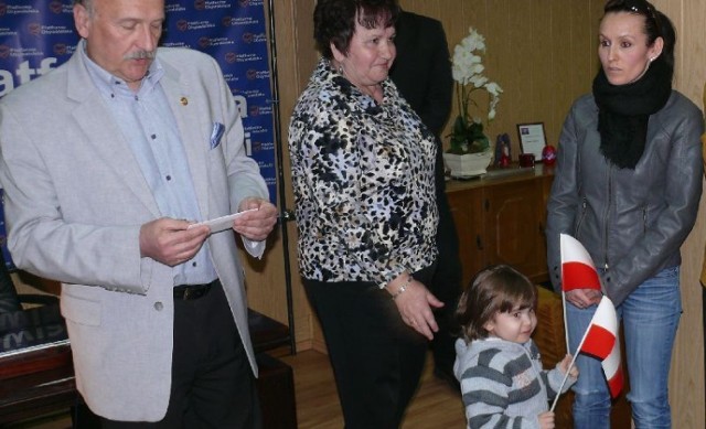Poseł Zbigniew Pacelt przekazał pieniądze dla Olgierda na ręce Agnieszki, mamy chorego chłopca (z prawej). W środku Barbara Buszkiewicz i mały Olgierd.
