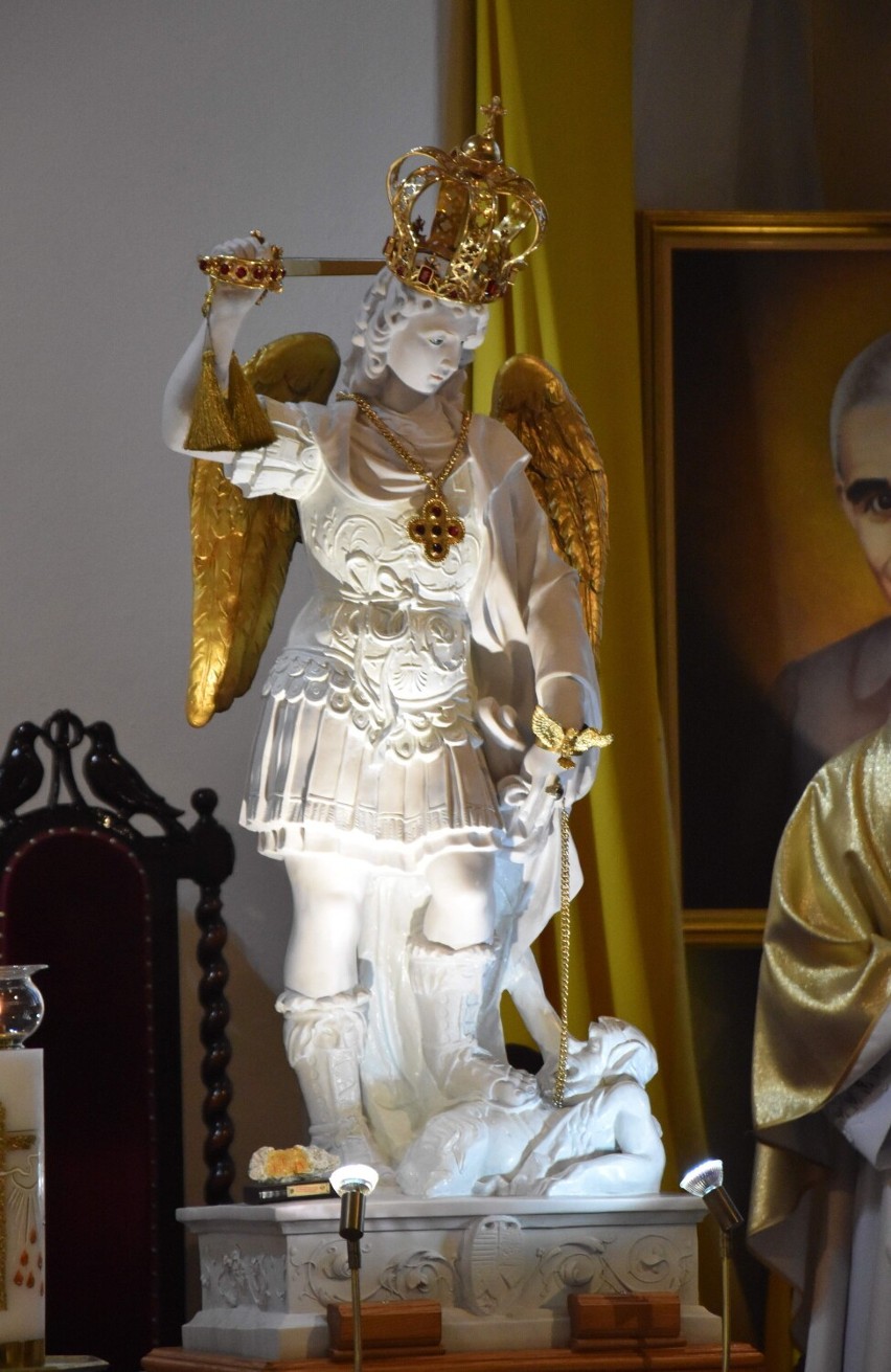 Malbork. Kopia figury św. Michała Archanioła dotarła do parafii Zesłania Ducha Świętego. Trwają uroczystości nawiedzenia