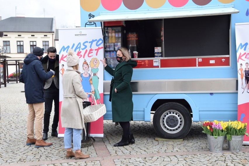 Dzień Kobiet w Skierniewicach. W Rynku na panie czekał poczęstunek i kwiaty [ZDJĘCIA]