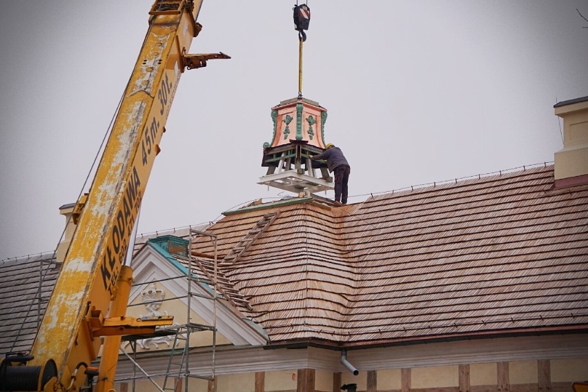 Na dachu Pałacu Saskiego w Kutnie wylądował orzeł. To kolejny etap prac renowacyjnych