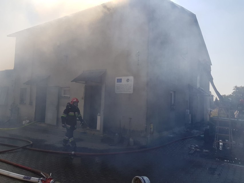 Ogromne straty po pożarze kurnika w Kościelnej Wsi. Dym było widać z kilkunastu kilometrów