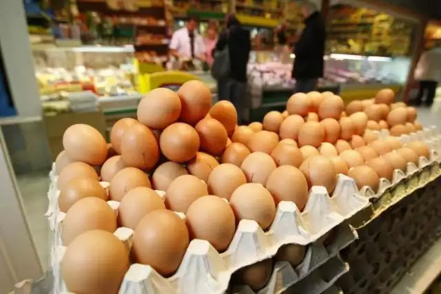 Trudno wyobrazić sobie Wielkanoc bez jajek. Sprawdziliśmy ceny kurzych jaj w największych sieciach handlowych, które promocje przygotowały już na pierwsze dni kwietnia. Gdzie jajka są najtańsze? Porównaliśmy ceny ze sklepów sieci: Biedronka, Lidl, Tesco, Carrefour, Netto, Auchan, Kaufland, Intermarche, Polomarket. Zobacz ceny ---->