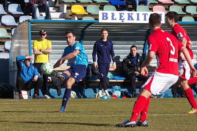 Michał Magnuski (z piłką) w dwóch wiosennych meczach Błękitnych zdobył jednego gola.