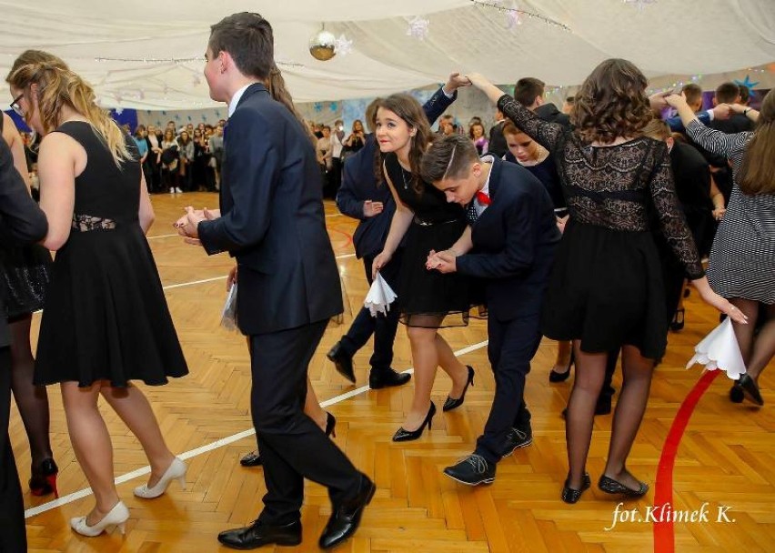 Bal gimnazjalny w "katoliku". Trzecioklasiści zatańczyli dla Żanety [FOTO]